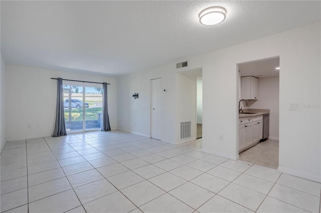 For Sale: $145,000 (2 beds, 2 baths, 897 Square Feet)