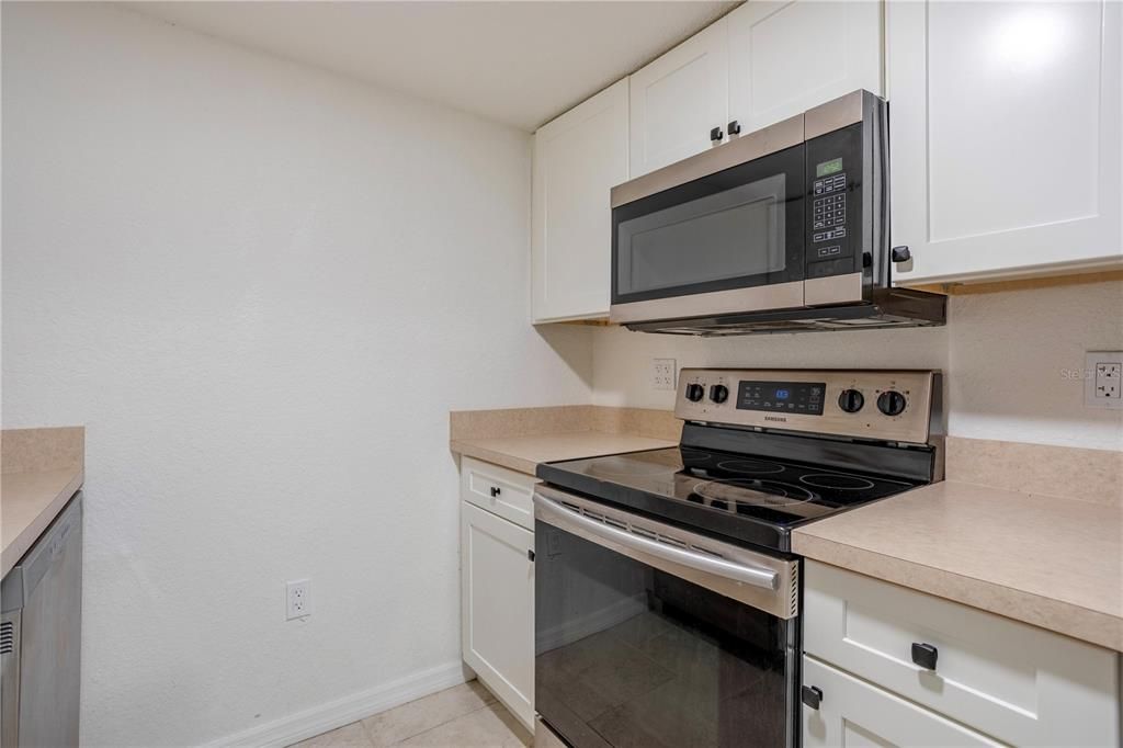 For Sale: $145,000 (2 beds, 2 baths, 897 Square Feet)