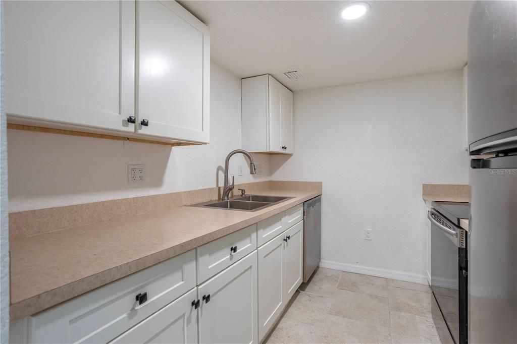 For Sale: $145,000 (2 beds, 2 baths, 897 Square Feet)