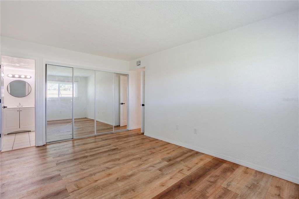 For Sale: $145,000 (2 beds, 2 baths, 897 Square Feet)