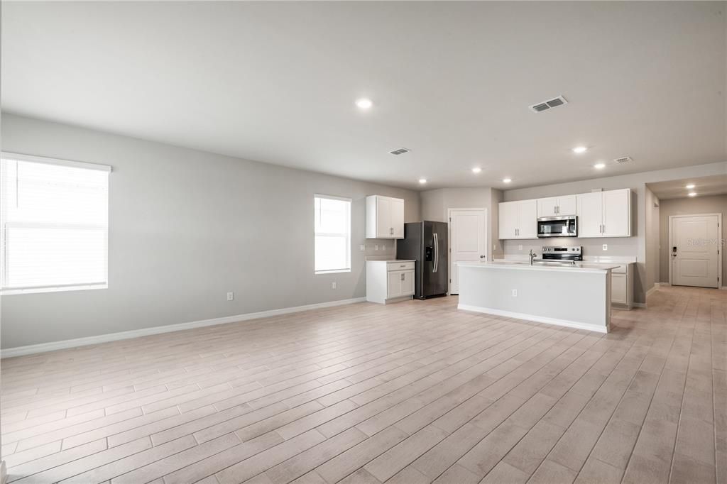 For Sale: $339,990 (5 beds, 3 baths, 2077 Square Feet)