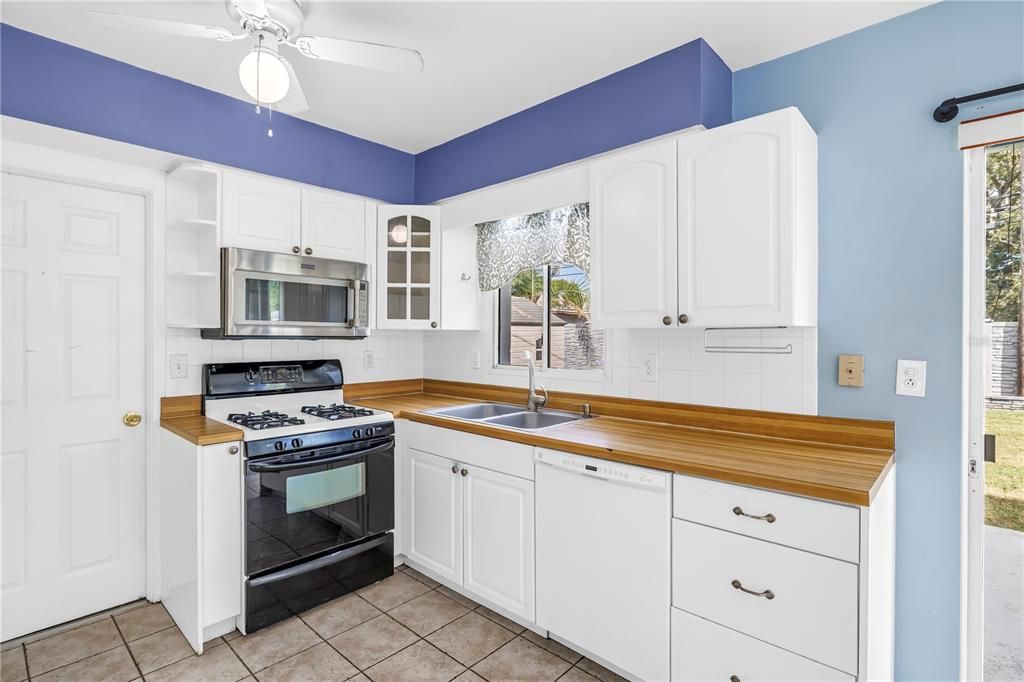 For Rent: $3,200 (4 beds, 2 baths, 1484 Square Feet)