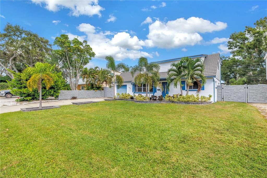 For Rent: $3,200 (4 beds, 2 baths, 1484 Square Feet)