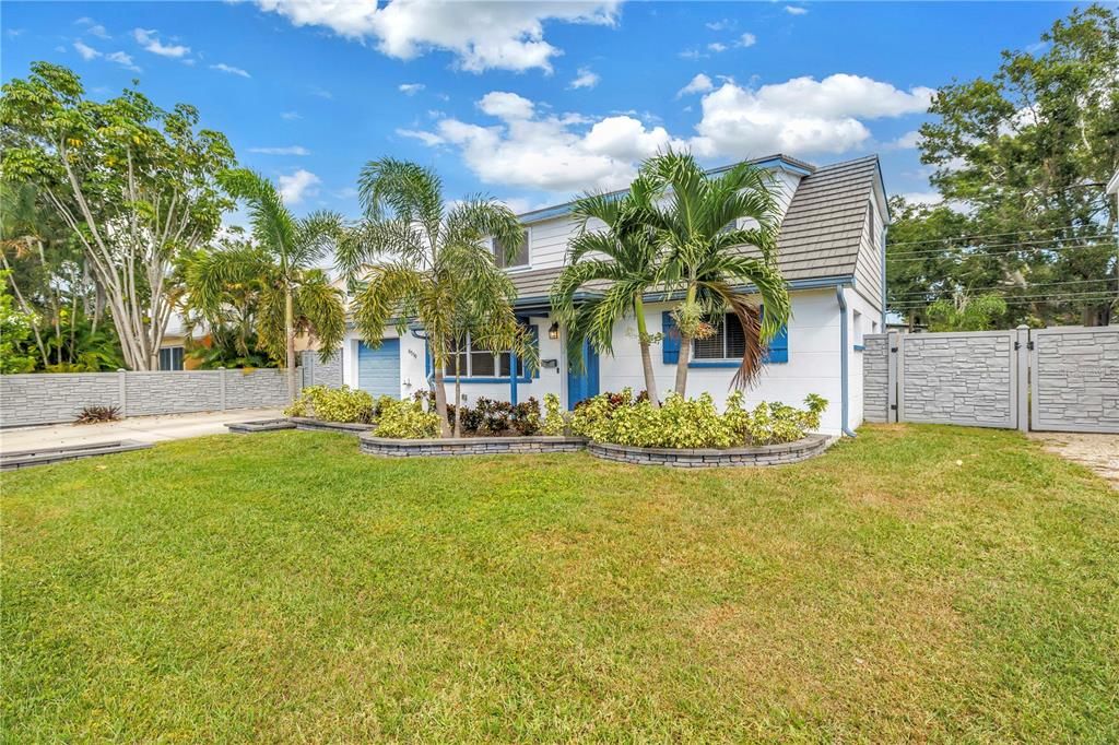 For Rent: $3,200 (4 beds, 2 baths, 1484 Square Feet)