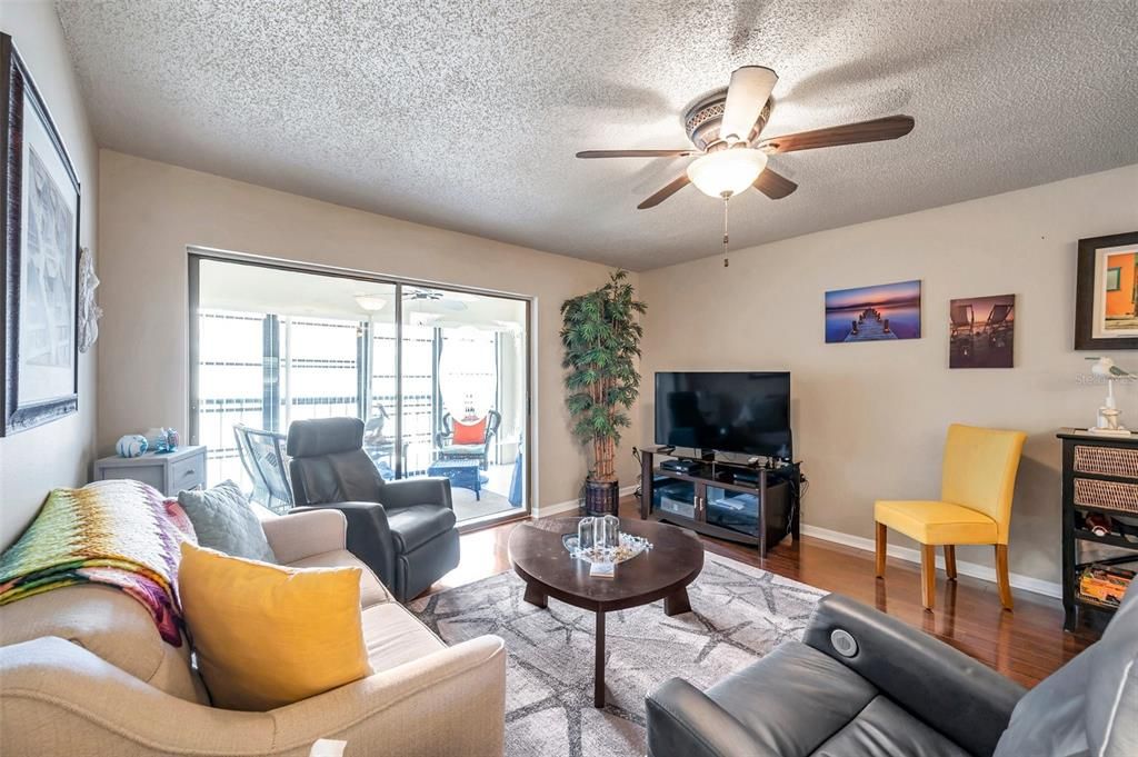 待售: $179,000 (2 贝兹, 2 浴室, 1035 平方英尺)