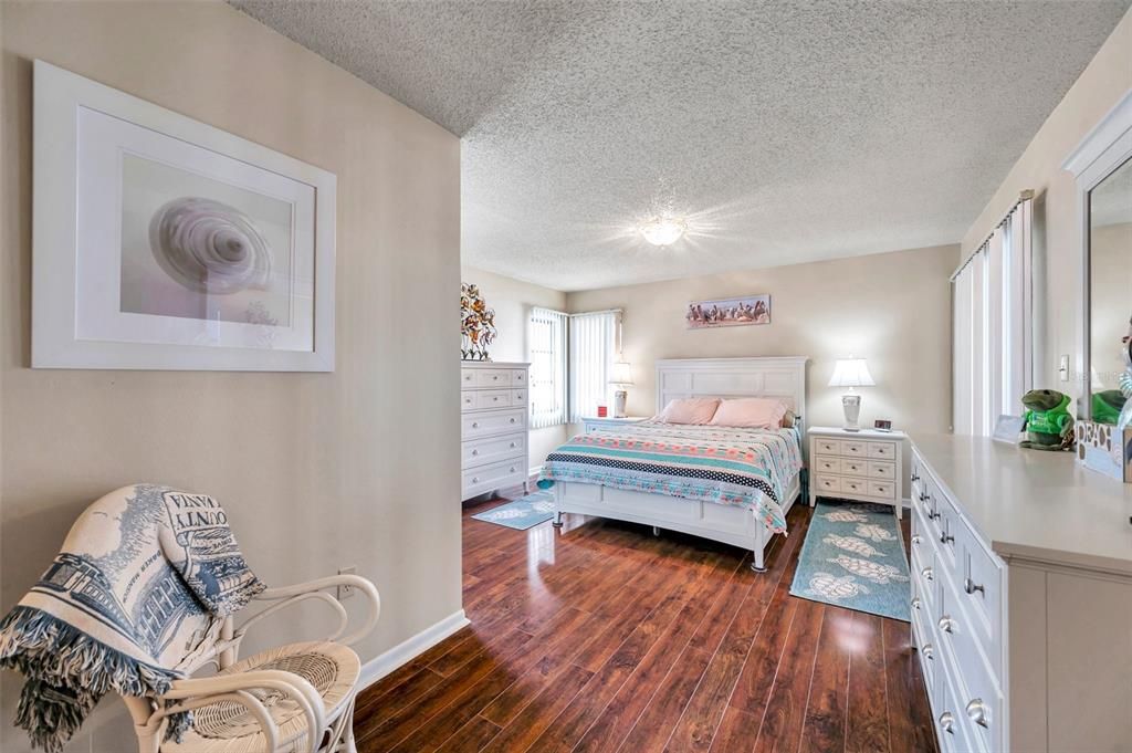 待售: $179,000 (2 贝兹, 2 浴室, 1035 平方英尺)