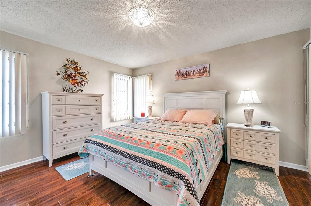 待售: $179,000 (2 贝兹, 2 浴室, 1035 平方英尺)