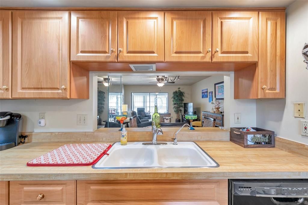 待售: $179,000 (2 贝兹, 2 浴室, 1035 平方英尺)