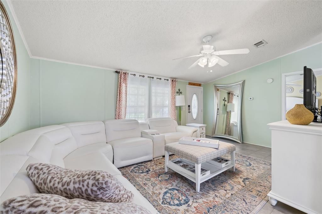 Под контрактом: $225,000 (3 спален, 2 ванн, 1152 Квадратных фут)