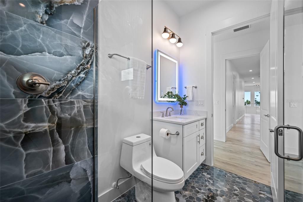 En Venta: $3,699,000 (6 camas, 5 baños, 4848 Pies cuadrados)