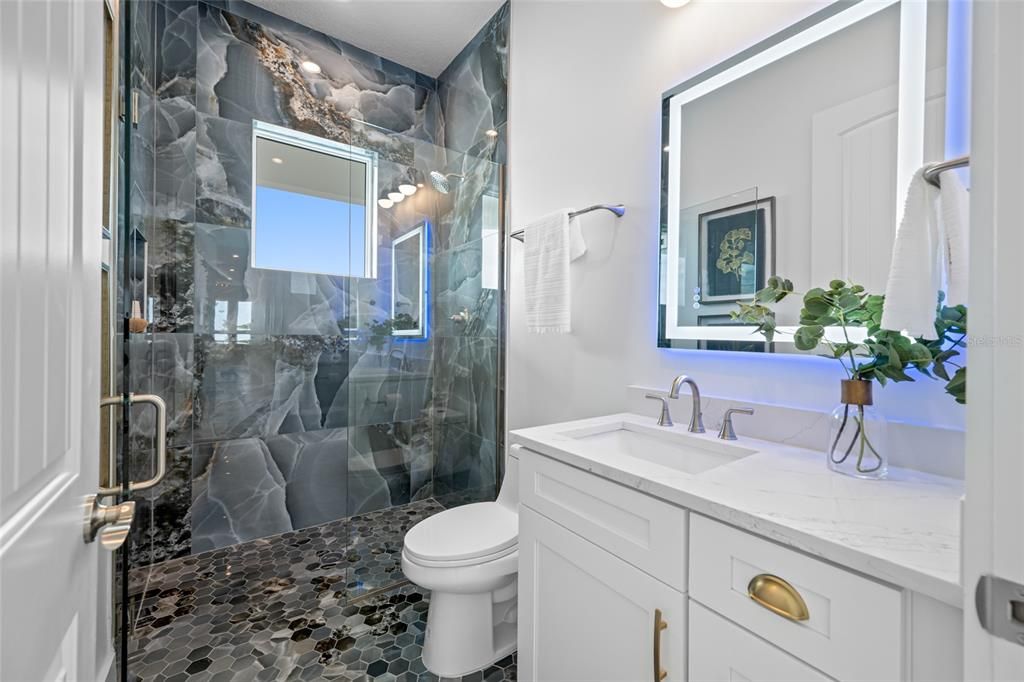 En Venta: $3,699,000 (6 camas, 5 baños, 4848 Pies cuadrados)