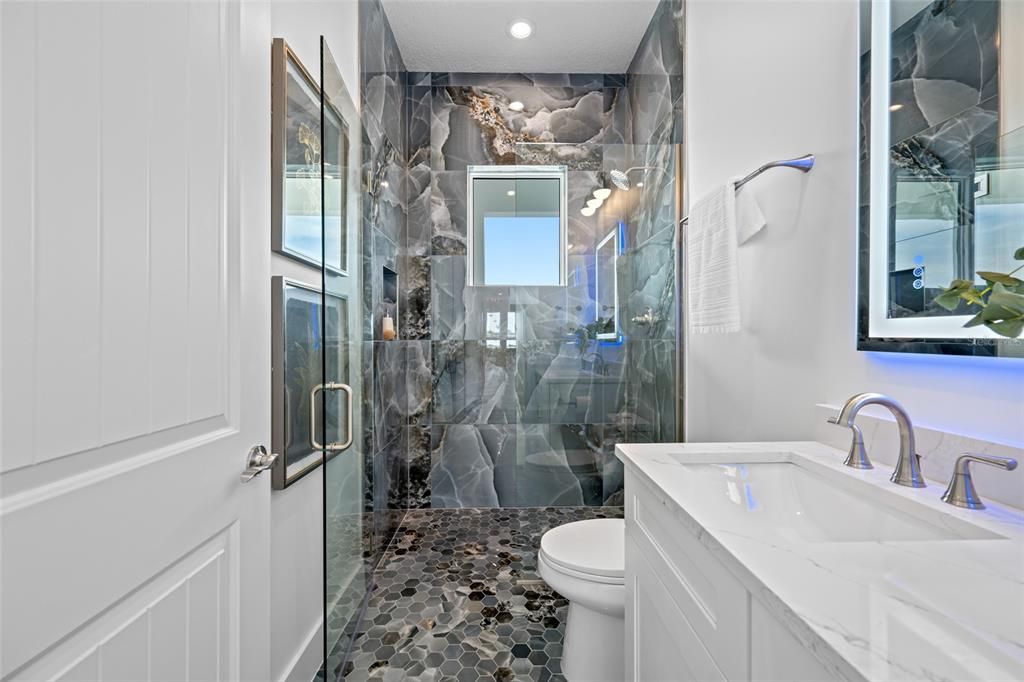 En Venta: $3,699,000 (6 camas, 5 baños, 4848 Pies cuadrados)