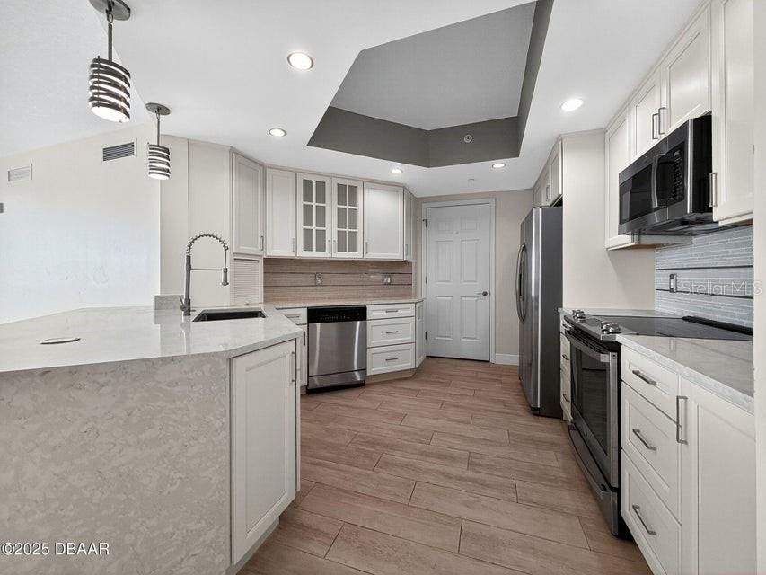 Active With Contract: $349,900 (2 beds, 2 baths, 1843 Square Feet)