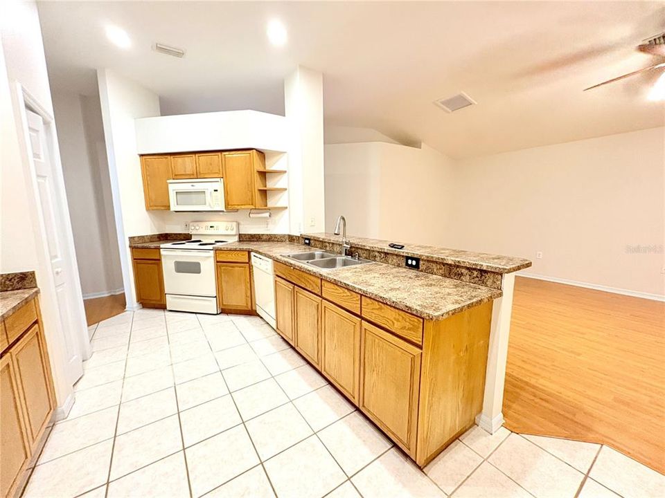 出租: $2,200 (3 贝兹, 2 浴室, 1742 平方英尺)