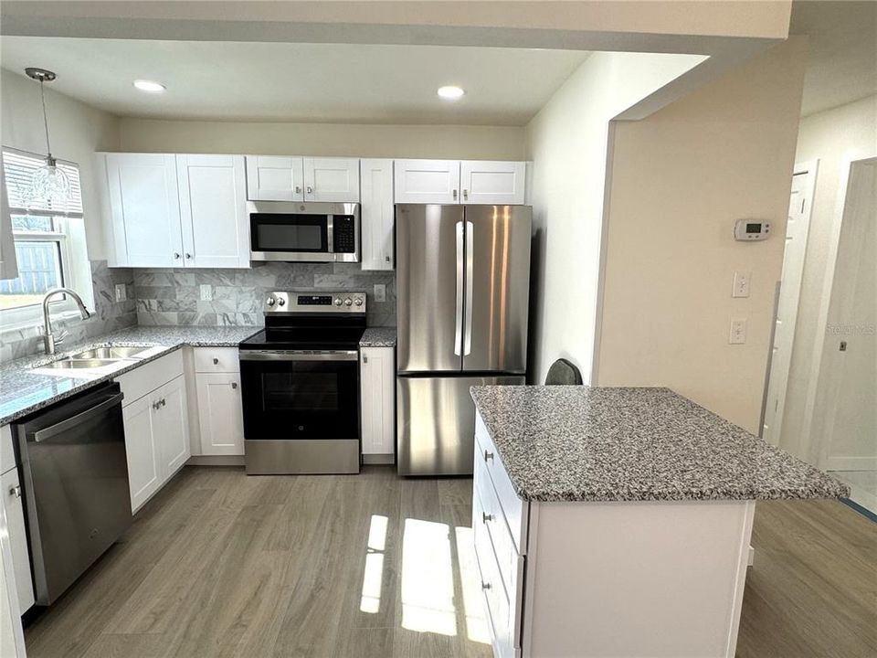 На продажу: $199,000 (2 спален, 2 ванн, 945 Квадратных фут)