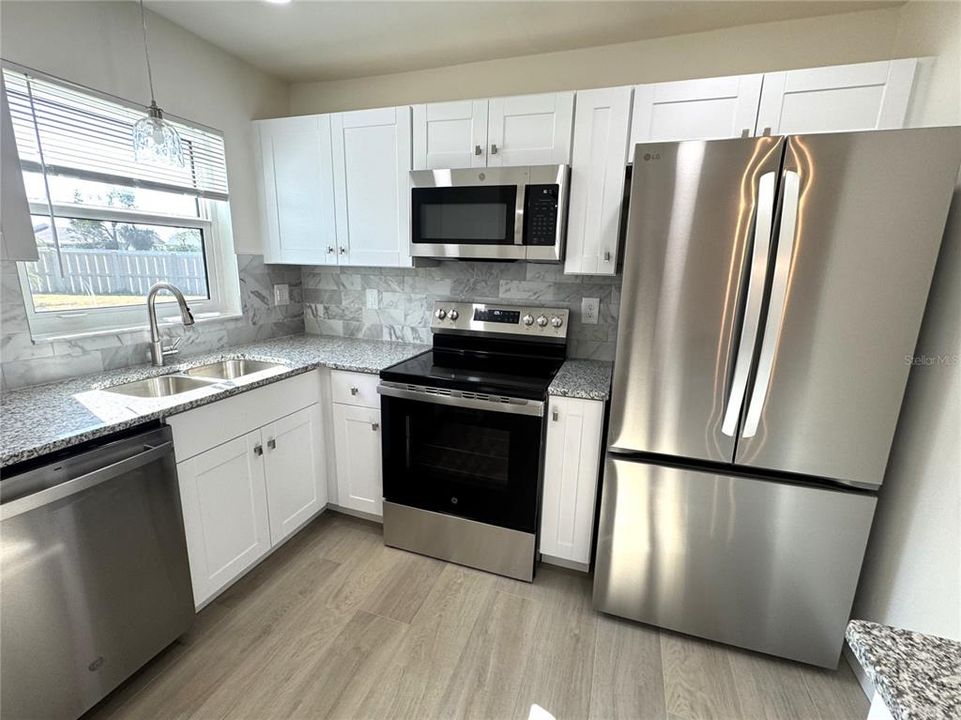 На продажу: $199,000 (2 спален, 2 ванн, 945 Квадратных фут)