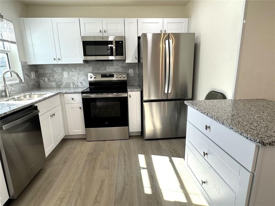 На продажу: $199,000 (2 спален, 2 ванн, 945 Квадратных фут)