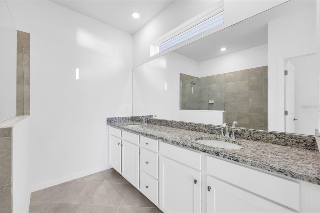 待售: $349,000 (4 贝兹, 3 浴室, 2032 平方英尺)