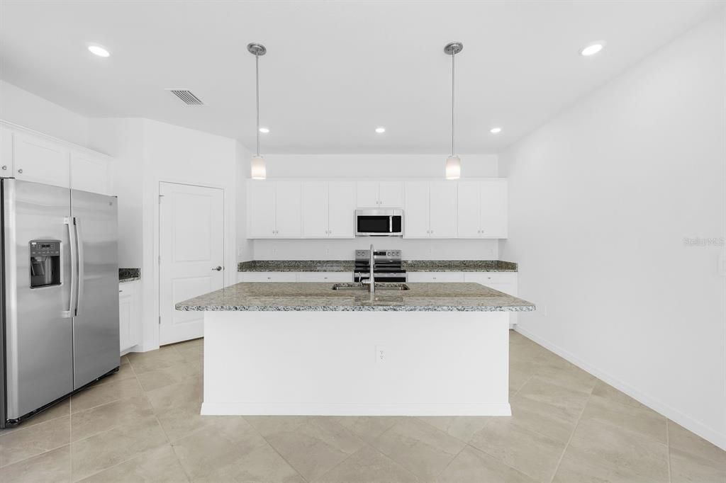 待售: $349,000 (4 贝兹, 3 浴室, 2032 平方英尺)