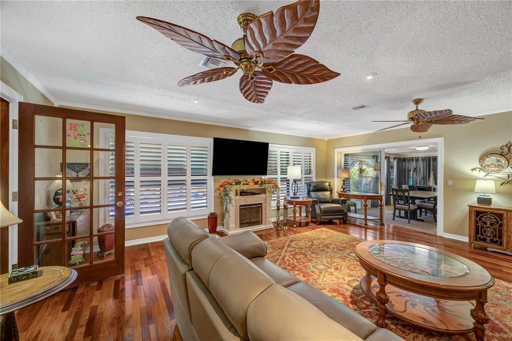 Под контрактом: $525,000 (3 спален, 2 ванн, 2055 Квадратных фут)