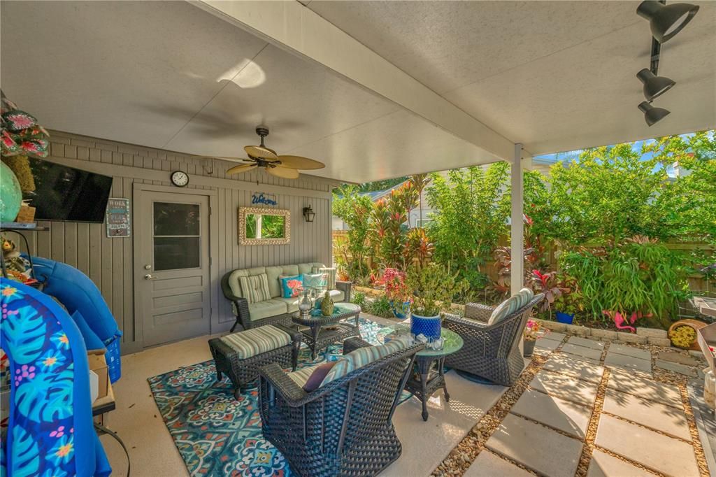 Под контрактом: $525,000 (3 спален, 2 ванн, 2055 Квадратных фут)