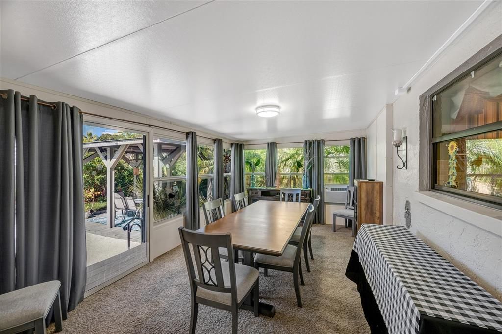 Под контрактом: $525,000 (3 спален, 2 ванн, 2055 Квадратных фут)