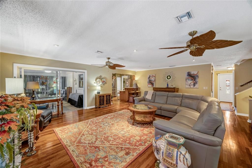 Под контрактом: $525,000 (3 спален, 2 ванн, 2055 Квадратных фут)