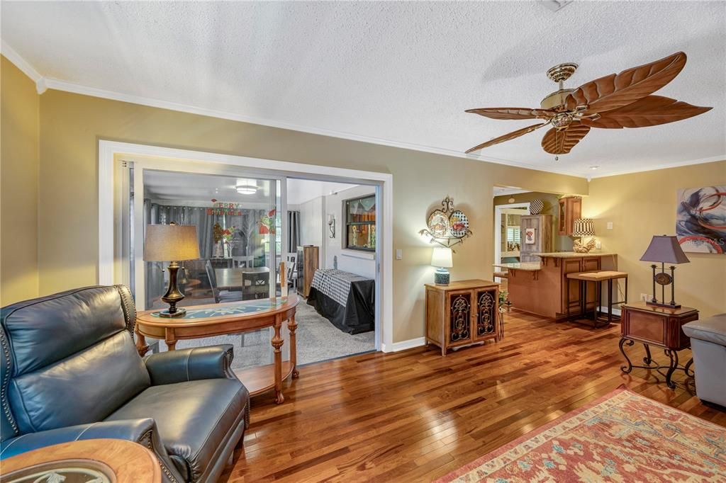 Под контрактом: $525,000 (3 спален, 2 ванн, 2055 Квадратных фут)