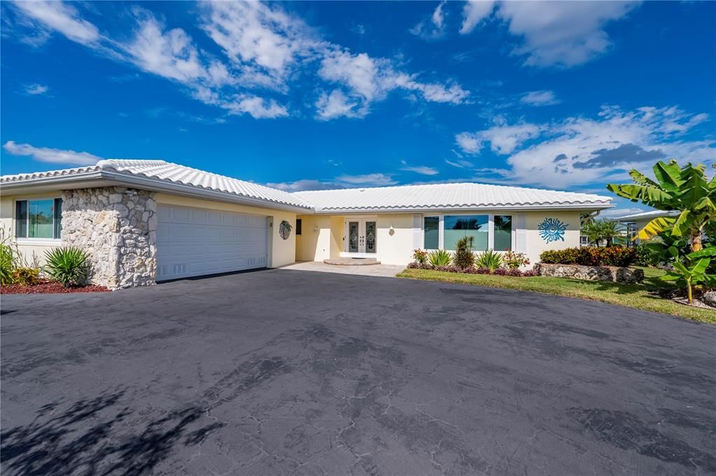 For Sale: $599,000 (3 beds, 2 baths, 1782 Square Feet)