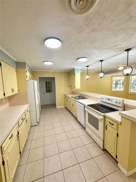 出租: $2,100 (4 贝兹, 3 浴室, 2089 平方英尺)