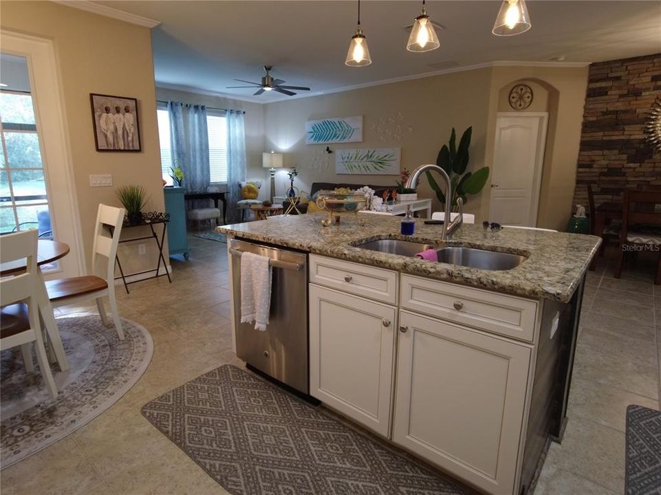 En Venta: $425,000 (3 camas, 2 baños, 1699 Pies cuadrados)