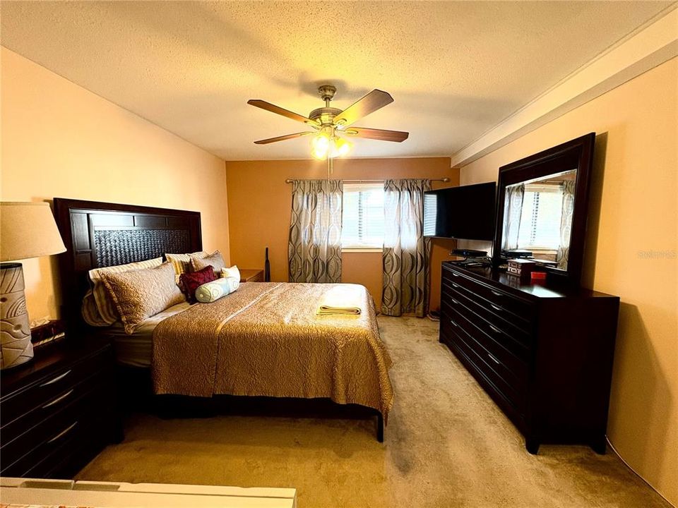 For Rent: $1,800 (2 beds, 1 baths, 812 Square Feet)