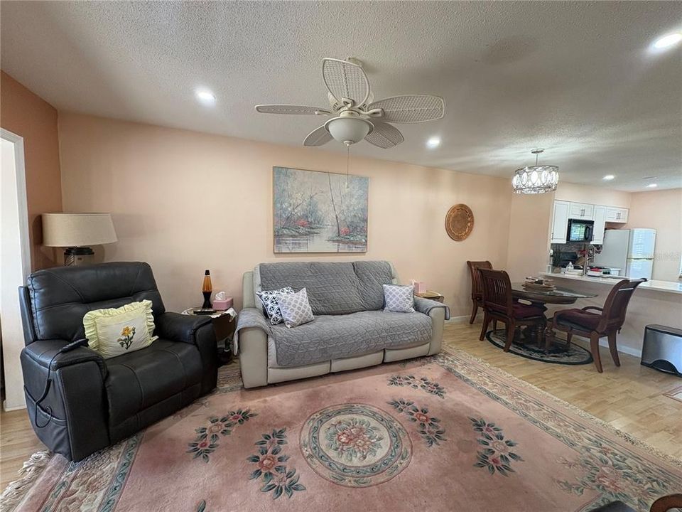 For Rent: $1,800 (2 beds, 1 baths, 812 Square Feet)