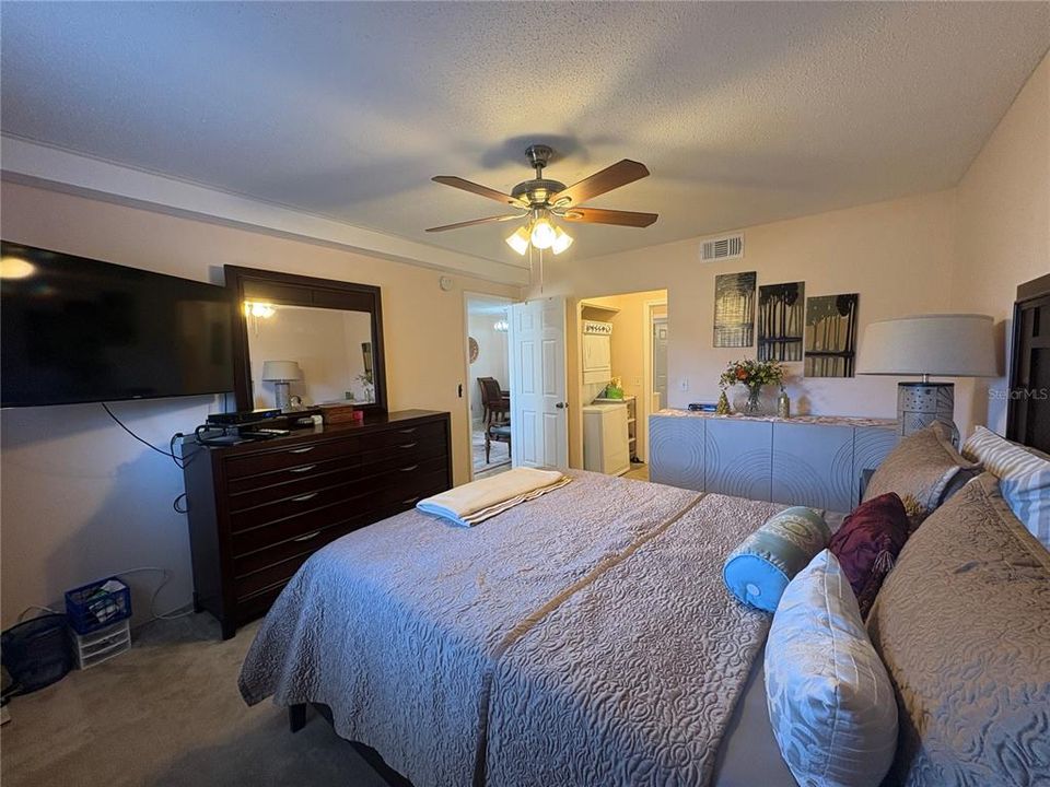 For Rent: $1,800 (2 beds, 1 baths, 812 Square Feet)