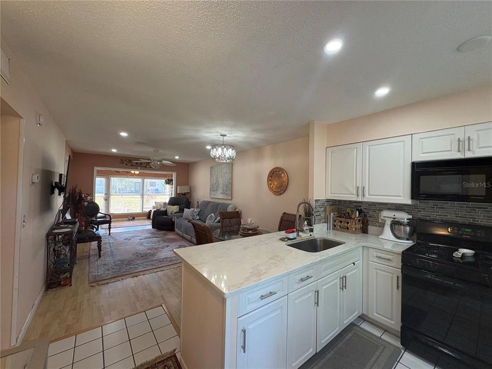 For Rent: $1,800 (2 beds, 1 baths, 812 Square Feet)