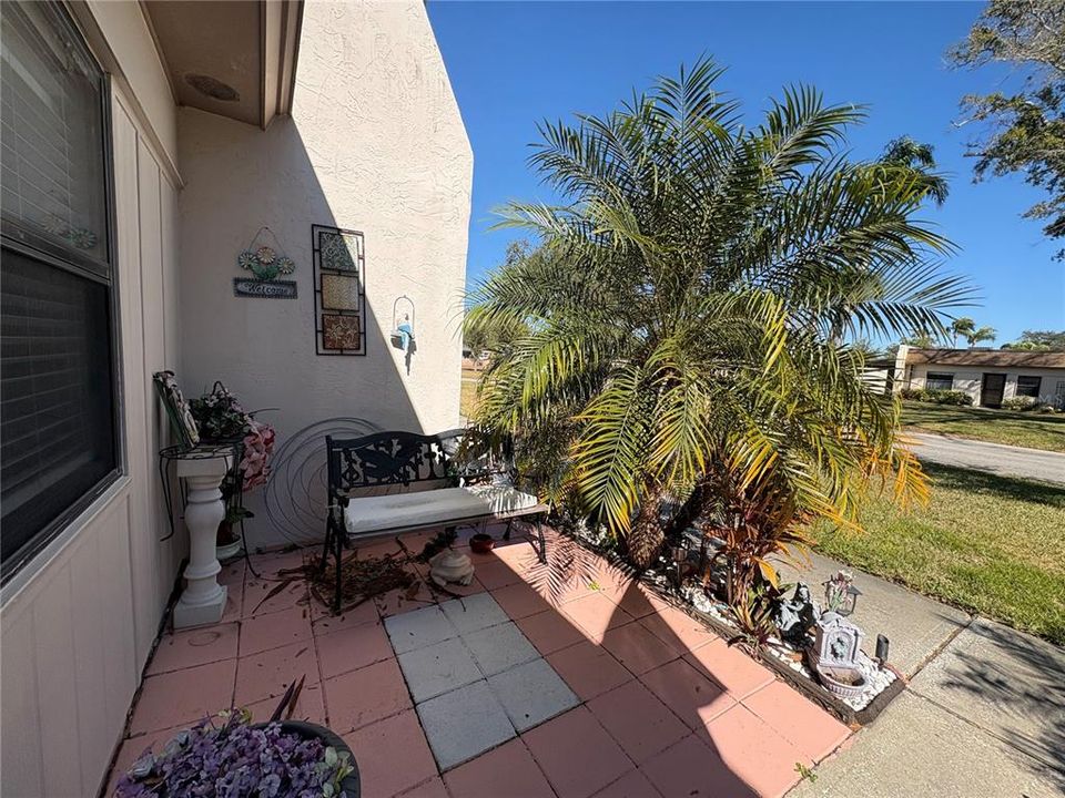 For Rent: $1,800 (2 beds, 1 baths, 812 Square Feet)