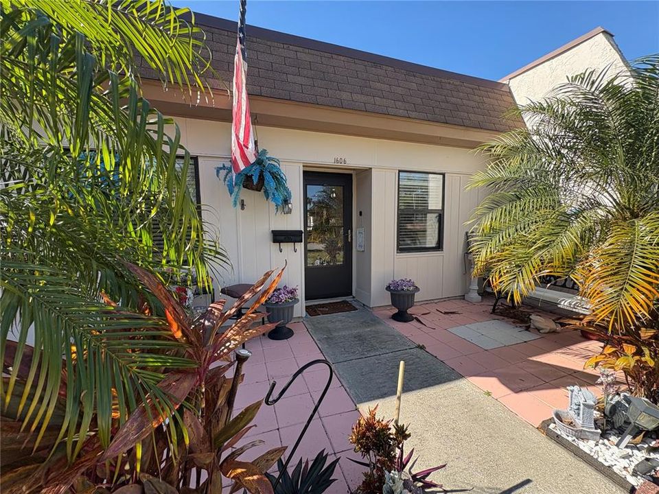 For Rent: $1,800 (2 beds, 1 baths, 812 Square Feet)