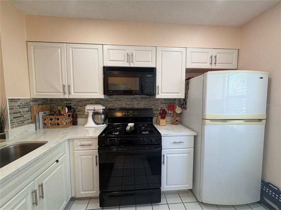 For Rent: $1,800 (2 beds, 1 baths, 812 Square Feet)