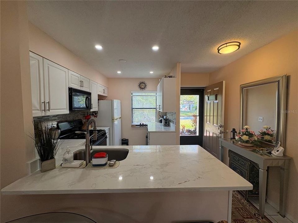 For Rent: $1,800 (2 beds, 1 baths, 812 Square Feet)