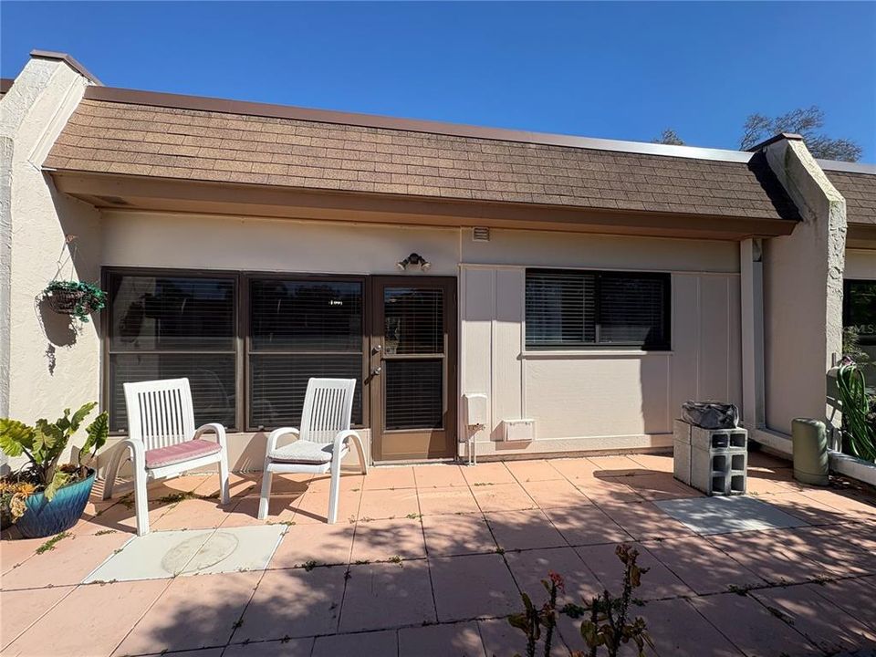 For Rent: $1,800 (2 beds, 1 baths, 812 Square Feet)