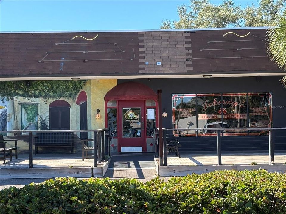 For Rent: $1,800 (2 beds, 1 baths, 812 Square Feet)