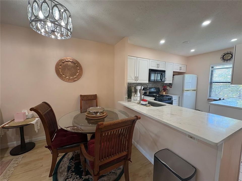 For Rent: $1,800 (2 beds, 1 baths, 812 Square Feet)