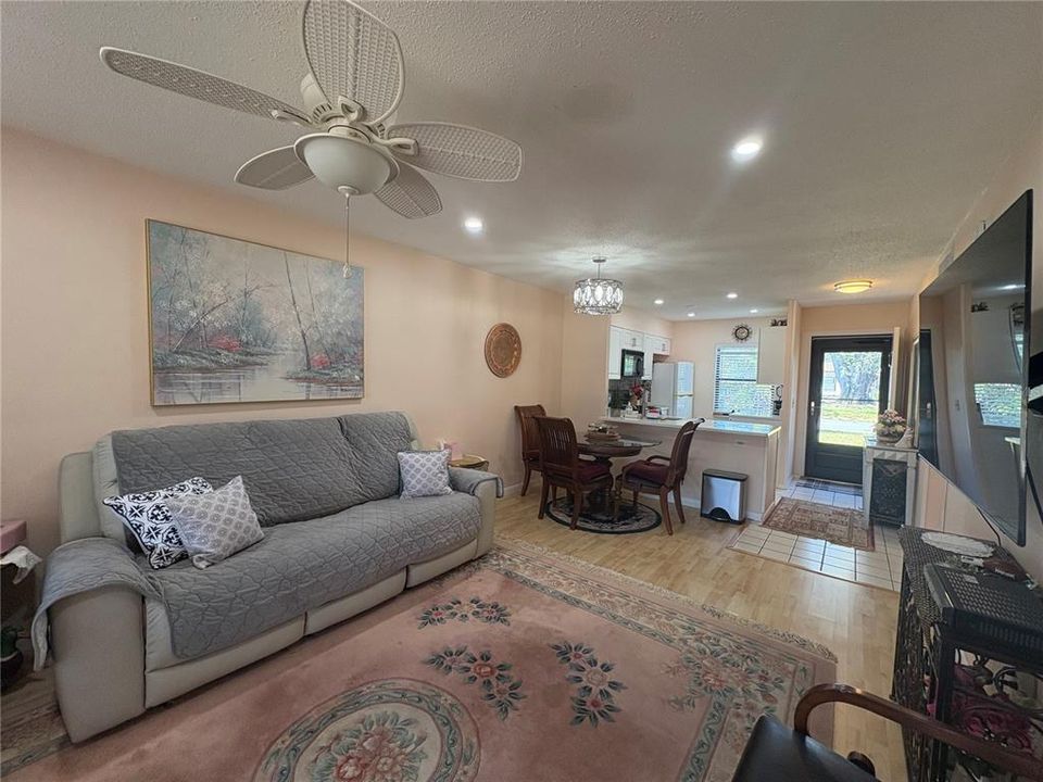 For Rent: $1,800 (2 beds, 1 baths, 812 Square Feet)