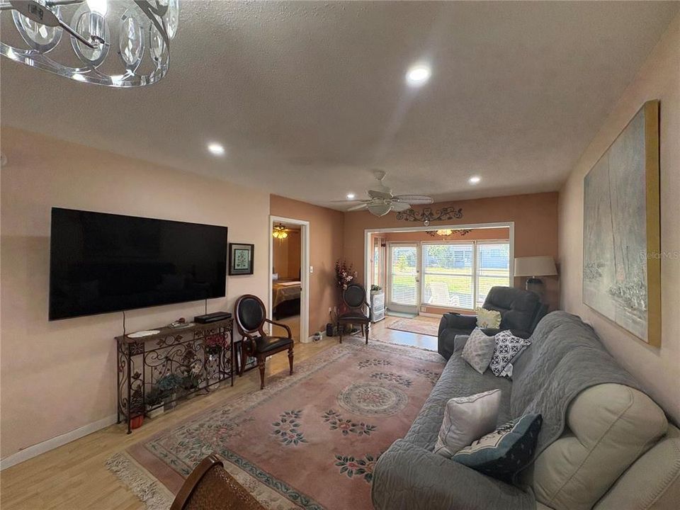 For Rent: $1,800 (2 beds, 1 baths, 812 Square Feet)