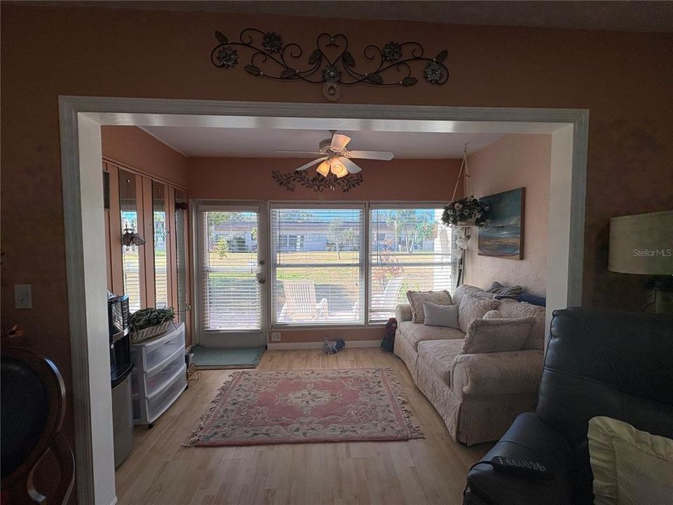 For Rent: $1,800 (2 beds, 1 baths, 812 Square Feet)