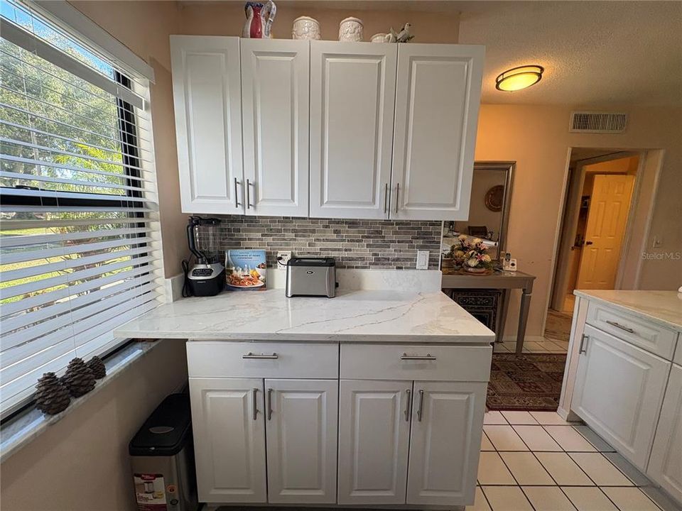 For Rent: $1,800 (2 beds, 1 baths, 812 Square Feet)