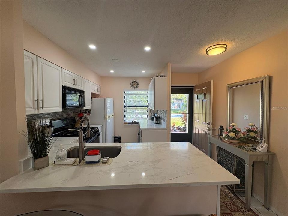 For Rent: $1,800 (2 beds, 1 baths, 812 Square Feet)