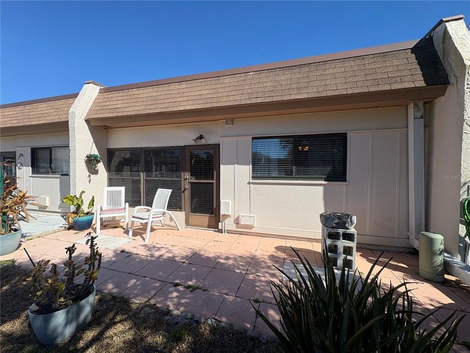 For Rent: $1,800 (2 beds, 1 baths, 812 Square Feet)