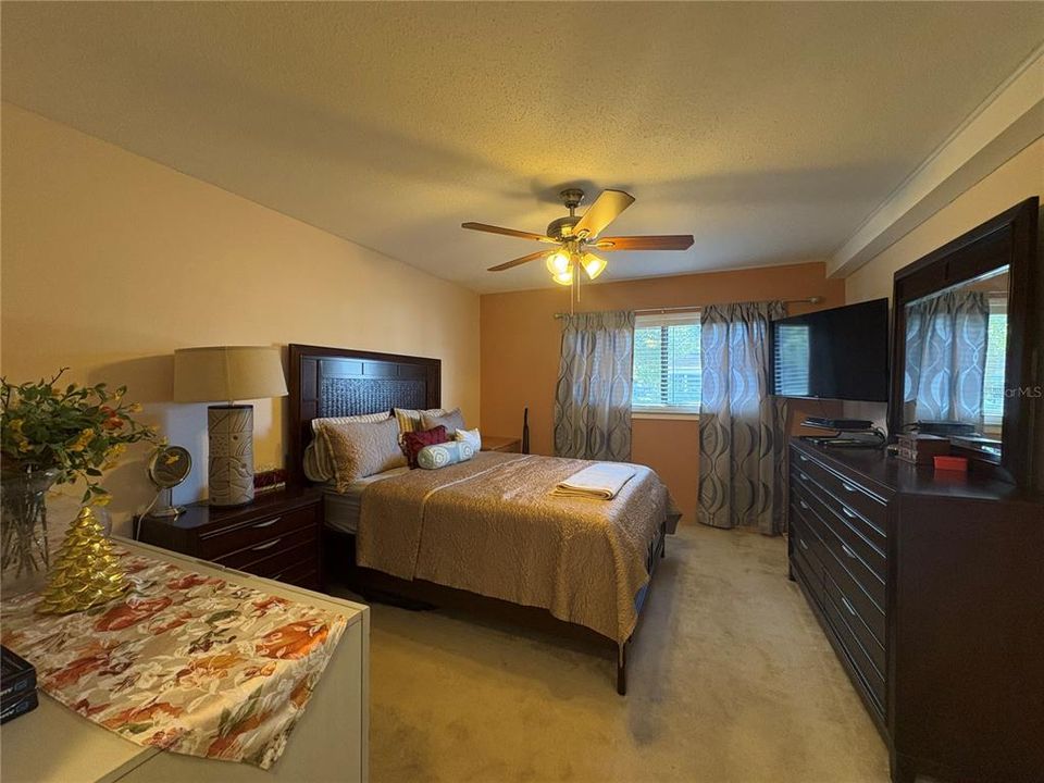 For Rent: $1,800 (2 beds, 1 baths, 812 Square Feet)