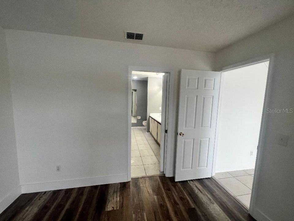 Под контрактом: $2,400 (4 спален, 2 ванн, 1906 Квадратных фут)